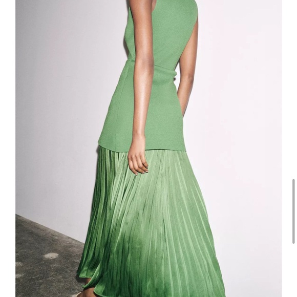 PLEATED KNIT COMBINATION DRESS Green Sleeveless Dress. Size M - Picture 5 of 10